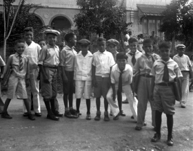 Students of Mr. Hubbard’s English class on the island of Guam, 1928. Photograph by L. Ron Hubbard.